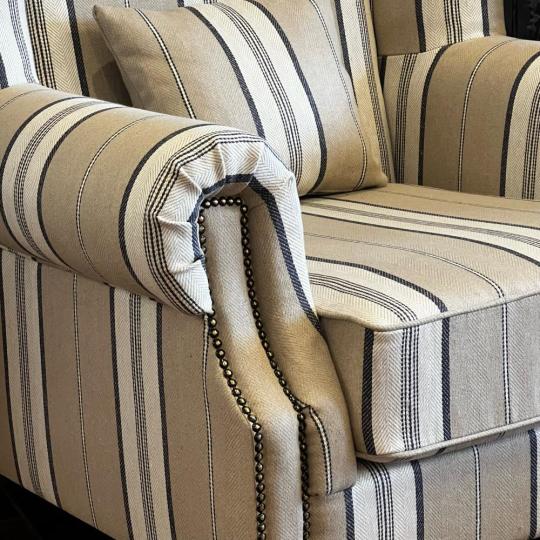 pruhovane velke kreslo klasicke elegantne balaton rekreacne elegantne primorske provence stredomorske vintage calunene jedinecne kreslo vyroba budapest lameridiana obchod s dekoraciami.jpg